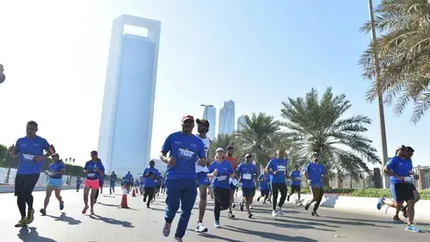 La maratón de Abu Dhabi, en su discurrir por la calles de la capital de Emiratos Árabes en 2018. (WAM)