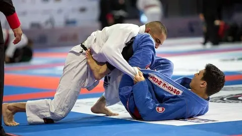Dos luchadores de Jui Jitsu en plena competición.