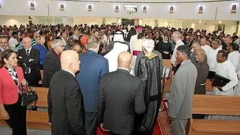 Católicos durante la inauguración de la iglesia St. Paul en Abu Dhabi. (ELCORREO)