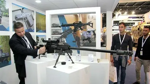 Un visitante examina un arma en la Exhibición Internacional de Defensa de Abu Dhabi en 2017. (EL CORREO)