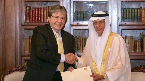 El ministro de Relaciones Exteriores de Colombia, Carlos Holmes Trujillo, estrecha la mano del nuevo embajador de Emiratos Árabes Unidos (EAU) en el país suramericano, Salem Rashed Alowais. (cancilleria.gov.co)