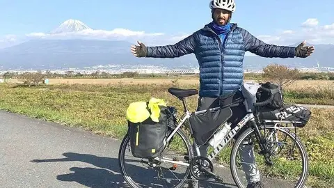 Issa Hussain Al-Ma'lami, a su paso por Japón con el Monte Fuji al fondo. (WAM)