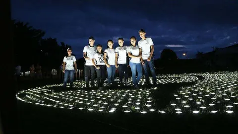Los alumnos de la escuela Unidad Educativa Sagrado Corazón 4 de San Juan en Bolivia han realizado una espectacular instalación de luz de 400 metros cuadrados con la imagen del Premio Zayed a la Sostenibilidad. (diarionuevosur.com)