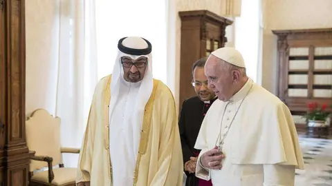 El príncipe heredero de Abu Dhabi se reunió con el Papa Francisco durante una visita al Vaticano en 2016.