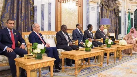 El rey Salman de Arabia junto a los representantes de Yemen, Sudán, Yibuti, Somalia y Egipto