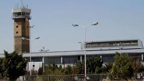 En la imagen de Reuters una vista general del aeropuerto de Saná, capital de Yemen.