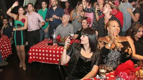 Ambiente muy español en una de las citas de Casa de Tapas. (EL CORREO)