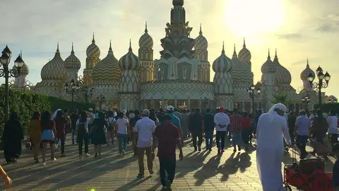 La entrada de visitantes a Global Village en el momento de la apertura es masiva. (EL CORREO)