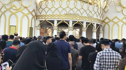 Una multitud aguarda la apertura de las puertas de Global Village. (EL CORREO)