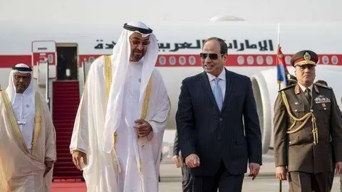 El príncipe heredero de Abu Dhabi a su llegada a El Cairo.
