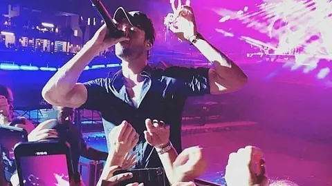 Enrique Iglesias, durante su actuación. (Twitter)