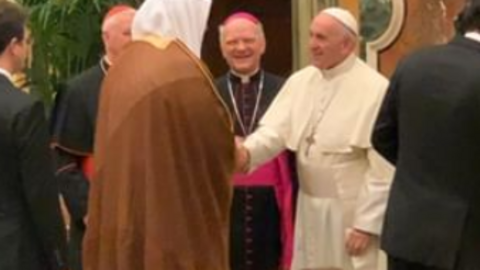 Hussein Al Jasmi estrecha la mano del Papa Francisco. (@7sainaljassmi)