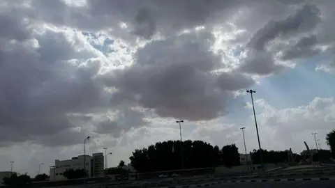 Nubes oscuras en el cielo de Emiratos Árabes. (EL CORREO)