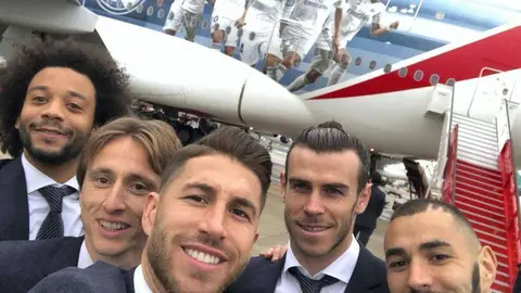Marcelo, Luka Modrić, Sergio Ramos, Gareth Bale y Karim Benzema, antes de subirse al avión decorado con sus imágenes. (Emirates)