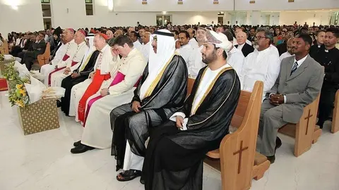 Católicos y musulmanes reunidos durante la consagración de la iglesia de San Paul en Abu Dhabi. (EL CORREO)