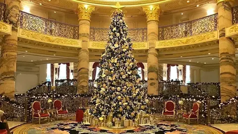 Árbol de Navidad en el The Emerald Palace que la cadena Kempinski acaba de inaugurar en La Palmera de Dubai. (EL CORREO)