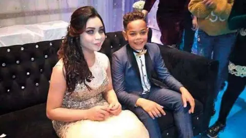 Los dos menores fotografiados el día de su compromiso matrimonial.