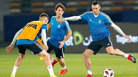 Jugadores del Real Madrid entrenan sobre el césped del estadio de la ciudad deportiva de Zayed de Abu Dhabi. (@realmadrid)