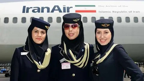 Un avión de Iran Air junto al personal de cabina.