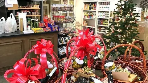 Cesta de Navidad y ambiente muy especial en la tienda de La despensa en Dubai en las fiestas de 2018. (EL CORREO)