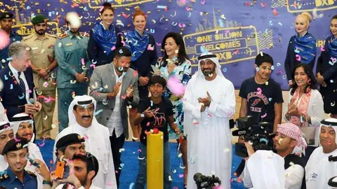 Esta imagen publicada en Twitter celebra el pasajero mil millones en el aeropuerto de Dubai.