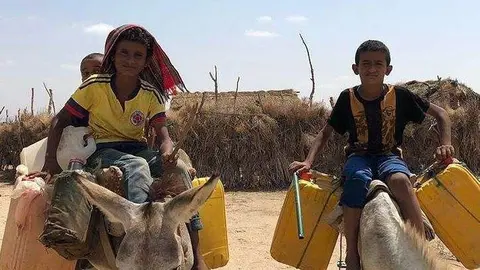 El niño yemení con su camiseta de la selección de Colombia. (ACNUR)