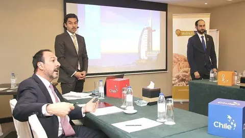 El embajador de Chile, Jorge Daccarett, interviene en el seminario en presencia de Carlos Salas -en el centro- y Diego Larenas. (EL CORREO)