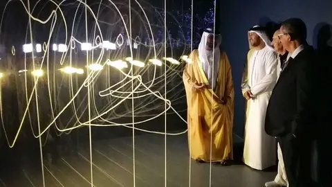 Diego Moya muestra su obra durante la inauguración del Festival de Sharjah. (Cedida)