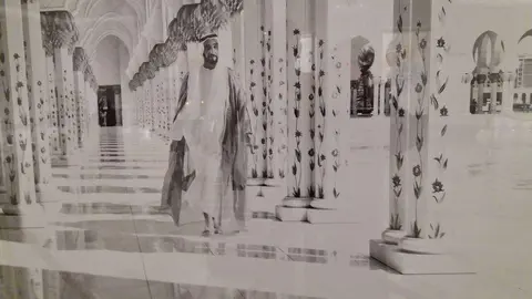 Una pintura del jeque Zayed en la Gran Mezquita de Abu Dhabi. (EL CORREO)