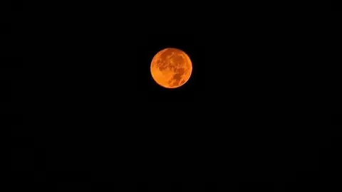 Luna llena en el Golfo Arábigo. (EL CORREO)