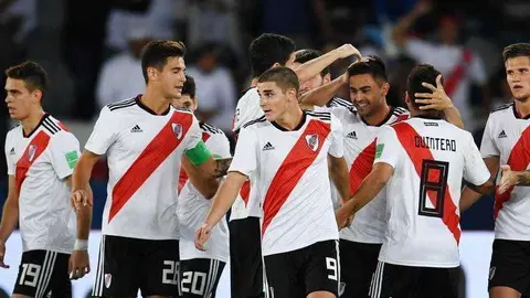 Los jugadores del River Plate muestran su alegría después de marcar uno de sus tantos al Khasima en Abu Dhabi. (fifa.com)