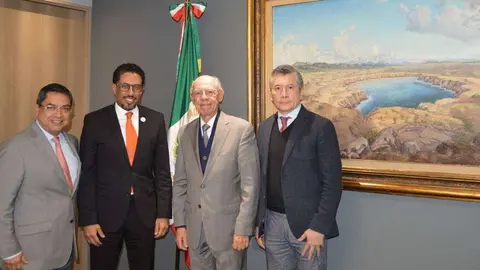 El embajador de Emiratos Árabes en México, Ahmed Hatem Al Minhali,segundo por la izquierda durante la reunión. (WAM)