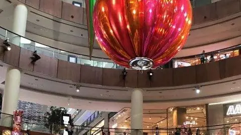 Adorno navideño gigante en Dubai Mall. (EL CORREO)
