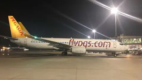 El avión de la aerolínea turca Pegasus en el emirato de Sharjah. (WAM)