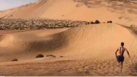 Una captura de pantalla del vídeo distribuido por Llorente en el desierto de Abu Dhabi.