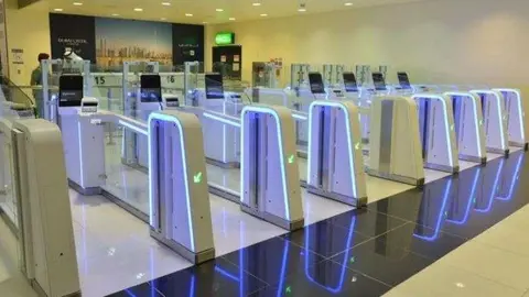 Puertas inteligentes en el Aeropuerto Internacional de Dubai.