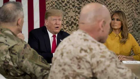 El presidente Donald Trump, acompañado por la primera dama Melania Trump y el liderazgo militar de alto rango, en la Base Aérea Al Asad, Irak, el miércoles 26 de diciembre de 2018. (AP / Andrew Harnik)