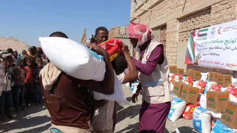 Reparto de alimentos en Hadramaut. (WAM)