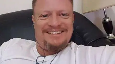 Una foto de Facebook del paramédico fallecido.