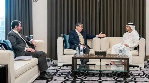 Encuentro del jeque Abdullah bin Zayed Al Nahyan con Carlos Holmes Trujillo en presencia del embajador de Colombia en Emiratos Árabes, Faihan Al Fayez. (WAM)