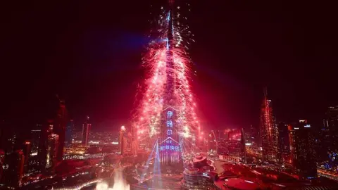 Impresionante imagen del Burj Khalifa en Año Nuevo. (@DXBMediaOffice)