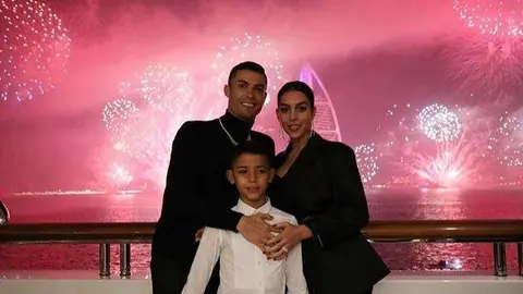 Cristiano, Georgina y su hijo durante la despedida de 2018 en Dubai.