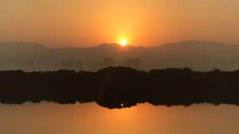 Amanecer sobre los manglares de Ras Al Khaimah con las montañas de fondo en el 1 de enero 2019. (EL CORREO)