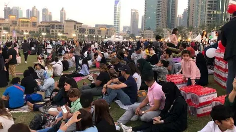 Muchas personas disfrutaron de los fuegos artificiales del centro de Dubai.