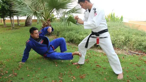 Luis Carreño y el brasileño Mauricio Mozer, también instructor militar de Jiu Jitsu en Emiratos, en plena práctica. (EL CORREO)