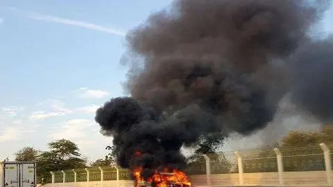 En la imagen del diario The National, el coche ardiendo.