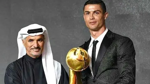 En la imagen de AFP, Cristiano Ronaldo en el momento de recoger en Dubai el trofeo a Mejor Futbolista de 2018.