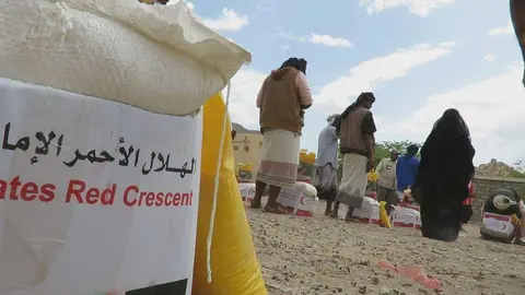 La Media Luna Roja proporciona de forma constante alimentos a la población necesitada en Yemen. (WAM)