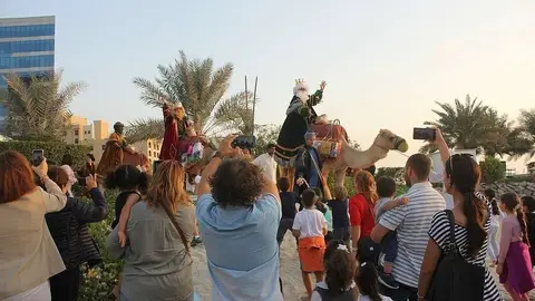 La llegada en camello sobre las doradas arenas es un atractivo añadido por la Cabalgata de Reyes Magos de Abu Dhabi. (EL CORREO)
