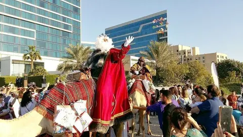 Los Reyes Magos llegan en camello a la playa del hotel Fairmont en Abu Dhabi. (Marta del Olmo / EL CORREO)